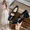 Sapatos Mary Jane estilo francês de bico quadrado e salto grosso, novo modelo primavera e outono 2026, adequados para combinar com saias, sapatos de salto alto retrô versáteis elegantes