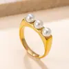 Anéis Novos de Aço Inoxidável Europeus e Americanos para Mulheres, Estilo Minimalista de Luxo Leve, Anéis com Pérolas Fundidas, Joias de Aço Titânio Banhado a Ouro 18K