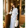 Estilo elegante y sofisticado: un vestido camisa azul simple de alta gama con cinturón para mujer, nueva colección otoño 2026