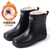 Botas de Chuva Moda Masculina Cano Curto Impermeáveis Sapatos Baixos Antiderrapantes Resistentes ao Desgaste com Forro de Lã Cozinha Trabalho Pesca Planas Botas de Chuva