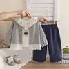 2026 Nuevo Conjunto para Niñas Ropa de Otoño Elegante Bebé Casual Primavera y Otoño Cárdigan de Punto para Niños Conjunto de Tres Piezas Venta al por Mayor