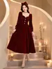 Vestido vintage de terciopelo para mujer, de cuello cuadrado, largo medio, manga larga, con cintura alta y falda amplia, creando un elegante y atmosférico vestido rojo.