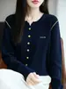 Cárdigan de lana con patchwork de letras y cuello de tijera con diseño único y elementos de patchwork añade un toque de sofisticación al otoño y el invierno