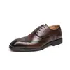Sapatos masculinos de couro com cadarço, bico fino, renda esculpida, para as quatro estações, transfronteiriços, sapatos formais e business casual da moda, brogues versáteis de tamanho grande