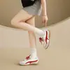 Tênis Brancos Novos de Primavera para Mulheres 2026, Estilo Coreano Ins Casual Esportivo Versátil para Estudantes, Estilo de Rua 26813