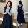 Vestido de maternidad para primavera y otoño, estilo nuevo con conjunto de falda con tirantes de mezclilla y camisa con cuello polo, con un lazo en la espalda y una falda larga que estiliza.