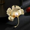 Dulce y fresco un broche de hoja de ginkgo Perla de Agua Dulce Perla diseño de lujo ligero de alta gama ramillete accesorios para traje