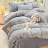 Conjunto de Cuatro Piezas de Leche Polar Estampada de Invierno Funda de Edredón Gruesa y Cálida de Coral Fleece Sábana Bajera Juego de Cama de Tres Piezas para Dormitorio de Estudiante