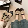 Sapatos de algodão com fleece 2026 sola macia bico redondo boca rasa tira única Mary Jane francês fivela sapatos peludos femininos quentes novo estilo