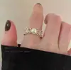 Anillo de Zirconia con Borde de Encaje Suave y Limpio Estilo Coreano, Anillo de Nicho de Alta Gama Hueco, Moderno, Lujo Ligero y Suave