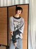 Exclusivo para ventas transfronterizas: Camiseta estampada a rayas patchwork de diseño estilo americano, dos piezas falsas, top casual versátil holgado para hombre