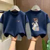 Camiseta de Manga Longa para Meninas Estilo Primavera/Outono 2026 Nova Camada de Base Estilosa para Crianças Top de Algodão Puro Top Falso Duas Peças