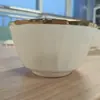 Plato hondo de cerámica repujada bañado en oro con borde dorado