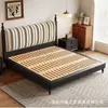 Cama tapizada de tela a rayas estilo medieval con cabecero de pilares vintage, somier de lamas silencioso, cama matrimonial para dormitorios principales pequeños