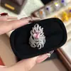 Anillo de Gema Rubí Sangre de Paloma Brillante para Mujer, Diseño Abierto con Diamantes Microincrustados, Lujoso y Elegante, Anillo Versátil de Moda