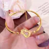 Nova Pulseira de Trevo de Quatro Folhas Estrela de Cinco Pontas em Tubo Curvo Cilíndrico com Laser para Mulheres, Pulseira de Cabacinho Oco com Escamas de Peixe Brilhantes da Sorte