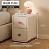 Mesita de Noche de Madera Maciza Color Crema con Tirador Dopamina, Pequeño Mueble de Almacenamiento Moderno Minimalista para Dormitorio, Gabinete de Noche de Lujo Ligero