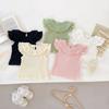 2026 Verano Nuevo Estilo Bebé Ins Versátil Estilo Coreano Cuello Redondo Mangas Volantes Top Camisa de Muñeca Camiseta de Canalé Color Sólido Set