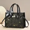 Bolsa de mano estampada de estilo chino transfronteriza, retro y ligera, un bolso de hombro o cruzado versátil de gran capacidad, perfecto para mujeres y madres