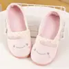 Fábrica directa al por mayor de zapatos de confinamiento, nuevas zapatillas de dibujos animados de primavera, suela gruesa, talla grande, antideslizantes, tacón de bolsa, zapatos para mujeres embarazadas y posparto