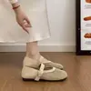 Sapatos de Couro Macio Baixos de Bico Redondo Femininos 2026 Verão Novos Mary Janes Retrô Sandálias de Sola Macia Sandálias de Pescador Sandálias de Trama Vazada