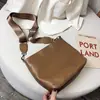 Bolsa de Ombro Transversal Feminina em Couro PU Cor Sólida Urbana Simples Moda Outdoor com Ferragens Delicadas Armazenamento