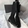 Primer encuentro: tacón grueso, punta cuadrada, color liso, elástico, hasta la rodilla, ajuste ceñido, tacón grueso, caña alta, botas de tacón alto