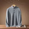 Colección de otoño e invierno: Suéter 100% cachemir con tejido grueso, caracterizado por un cuello mandarín y cierre de botones, adecuado para un estilo business casual.