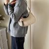 Bolsa de Design de Nicho Feminina Grande Capacidade 2024 Nova Outono e Inverno Retrô Transversal de Ombro Único Axila Bolsa Dumpling Commuter