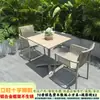 Proteção Solar ao Ar Livre Lazer Loja de Chá com Leite Café Mesa Redonda Pequena Bar de Música Área de Descanso Combinação de Mesa e Cadeira de Plástico e Madeira ao Ar Livre
