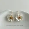 Brincos Elegantes e Refinados de Gancho com Flor de Camélia Tridimensional, Luxo Leve, Design Gentil e Único, Brincos Versáteis e Simples para o Dia a Dia para Mulheres