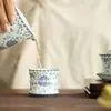 Tazas de té plateadas y azules pintadas a mano con diseño de loto, incluyendo una taza maestra y una taza con junta de bambú, un juego de exquisita vajilla de cerámica para té y una caja de regalo para degustación de té