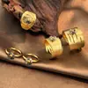 Anillo de Acero Titanio Chapado en Oro de 18 Quilates con Diseño Envolvente de Perlas, Lujo Ligero y Sensación de Alta Gama, Anillo Abierto, Joyería de Acero Inoxidable que No se Desvanece