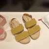 Nuevas sandalias planas versátiles para mujer, de moda 2026, sandalias de moda con una tira de gamuza y hebilla para faldas