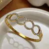 Pulsera de Acero de Titanio Dorado de Lujo Ligero con Diseño de Nicho de Verano Entrelazado para Mujer, Pulsera de Acero Inoxidable, Temperamento de Alta Gama, Sencilla