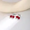 Brincos Elegantes de Laço Vermelho Cereja Pérola com Zircônia Brilhante e Estilosos com Agulhas de Prata Esterlina 925 Sensação de Alto Padrão
