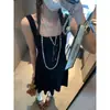 Y en un estilo minimalista, el vestido de punto sin mangas de estilo francés con escote cuadrado, entallado en la cintura y adelgazante MQ1267