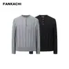 Nova coleção outono e inverno: suéter masculino de manga longa, trançado, com gola Henley, caimento solto, em um estilo clássico "old money", adequado como camada base casual ou peça externa