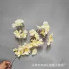 Flores Artificiais Penduradas no Teto de Galhos Altos: Trevo de Quatro Folhas, Orquídea Sentimental, Begônia Tipo Neve, Flor de Ylang-Ylang, Flor Ding-Dong, Flor de Plumeria