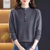 Outono e inverno de 2026, nova blusa de base estilo coreano, modelagem solta, para mulheres de meia-idade e idosas, suéter de tricô emagrecedor, suéter da moda para mulheres
