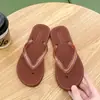 Sandálias de moda versáteis e brilhantes, novas chinelos de praia de verão à prova d'água para mulheres, adequados para viagens e uso ao ar livre