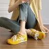 Fuente de comercio exterior de exportación transfronteriza: La fábrica de Huizhou procesa y personaliza zapatos de mujer de talla grande, zapatillas blancas casuales versátiles y zapatillas de entrenamiento alemanas.