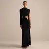 Vestido de noite de alta costura estilo europeu e americano com decote profundo, manga longa em um lado, detalhe de recorte na cintura, botões decorativos, corte justo e tecido stretch
