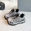 Tênis Esportivo Feminino 2026 Primavera/Outono Novo Fechamento com Botão Crianças Sapatos para Exterior Malha Respirável Estudante Campus Tênis de Corrida