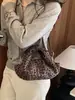 Nova coleção outono/inverno: Bolsa de ombro grande capacidade estampa de leopardo retrô transfronteiriça, moda de nicho estilo coreano, versátil e adequada para o trajeto, bolsa transversal