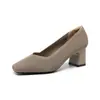 569 Sapatos de salto alto Princess femininos salto grosso novo 2024 bico quadrado boca em V padrão reto cor sólida versátil sapatos de salto único estilo garota francesa