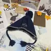 Colección de otoño e invierno: Gorro de punto bordado inglés, estilo preppy, moderno y versátil, cubreorejas, elegante y estiliza el rostro, sombrero Lei Feng para mujer