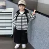 Conjunto de Cardigã com Capuz para Meninos Primavera e Outono 2026 Novo Estilo Coreano Jaqueta Listrada e Calça Jogger Conjunto de Duas Peças