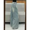 Jeans de brim liso azul claro de cintura alta com lavagem e design texturizado, versátil e confortável, valoriza a silhueta e alonga as pernas, corte slim, adequado para usar com peças de cima, com um leve flare