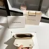 Dropshipping Bolsa Quadrada Pequena de Couro Litchi Color Block de Alta Qualidade 2025 Nova Bolsa de Mão Minimalista de Nicho Atacado
